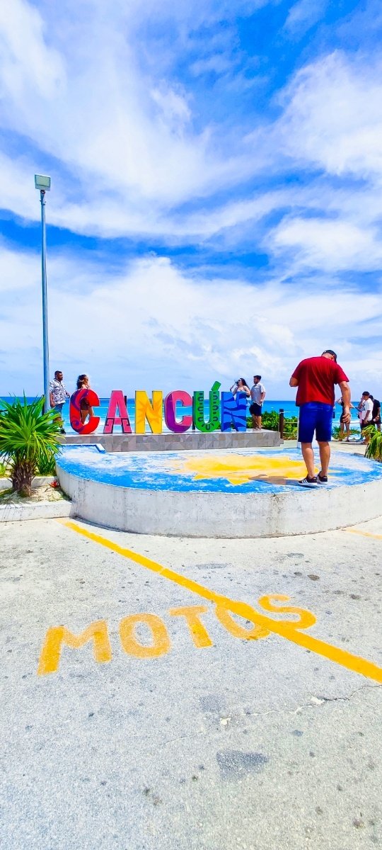 Monumento colorido con las letras de Cancún en Playa Delfines, Cancún.. © 2024 Castor Daniel Oregel Maldonado